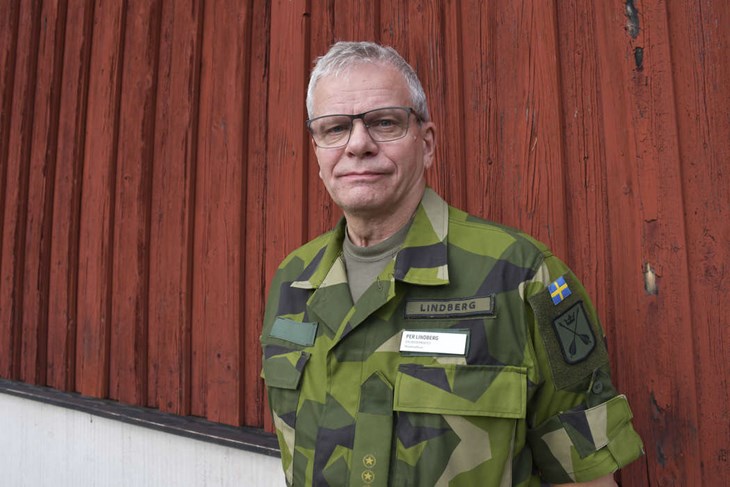 Fanjunkaren Per Lindberg som är övningsledare och reservofficer berättar att med repövning menas att personer som har gjort lumpen kallas in för att förnya och förbättra sina tidigare kunskaper. Foto: Angelica Lindvall