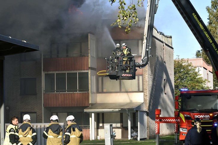 För ett år sedan drabbades flerfamiljshuset på Kornstigen 21 av en stor brand som gjorde att 32 hushåll tvingades flytta. Ingen skadades i branden. Foto: Maria Svensson/Arkiv