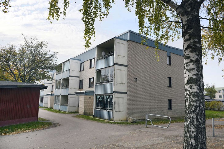 Även Kornstigen 11 ska rivas eftersom det anses för dyrt att renovera och för att "skapa nya entréer och tydligare stråk i området", enligt ett pressmeddelande från Tunabyggen. Foto: Karin Diffner