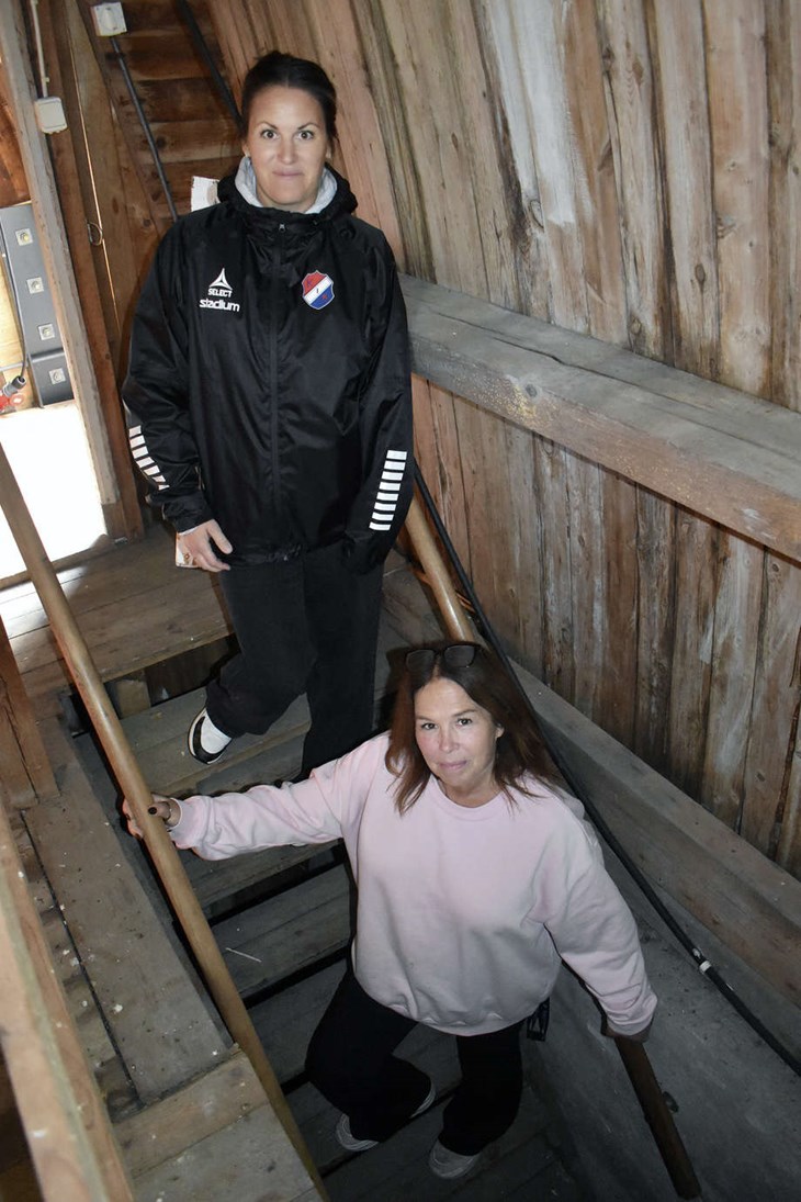 Sandra Ekman och Petra Lindgren på väg nerför trappan som leder till den källare som gav duon kalla kårar när de först besökte den, och som gjorde att idén om spökvandringen kläcktes. Foto: Pär Sönnert