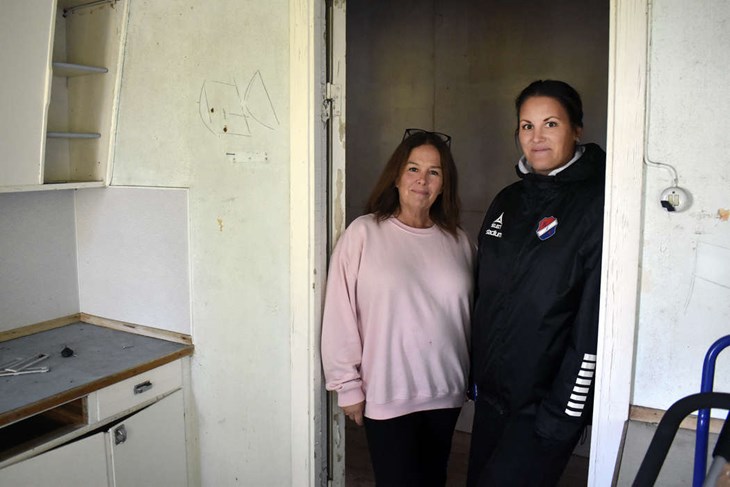 Petra Lindgren och Sandra Ekman i ett av rummen bakom scenen, som de hoppas använda under spökvandringen. Foto: Pär Sönnert