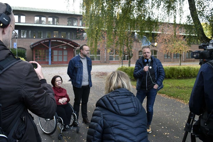 Medieuppbådet var, med Borlänges mått mätt, stort när majoriteten kallade till pressträff utanför stadshuset. Foto: Pär Sönnert