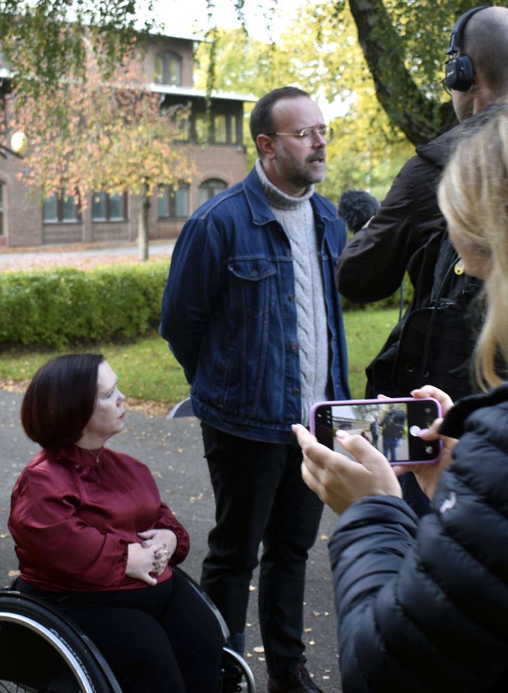 Jenni Sjöblom och Erik Nises fick många frågor av journalisterna på pressträffen. Foto: Pär Sönnert