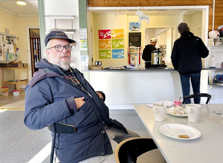 Michael Lindblad är inte själv hemlös längre, men han vill göra en insats för sig själv och andra utsatta genom att sälja tidningen Situation Stockholm. Till Ria-stugan kommer han nästan varje dag. "Det är bra stämning här".
