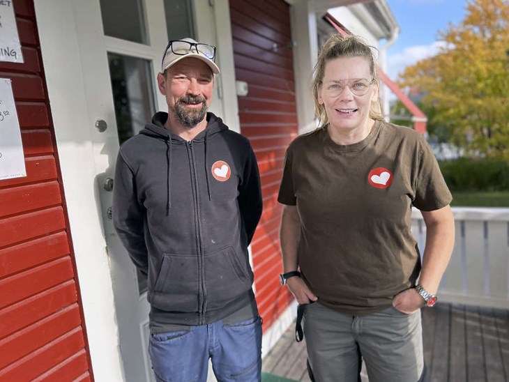 Magnus Manner och Annika Halvars är heltidsanställda av organisationen Hela Människan. "Sedan har vi en timanställd och volontärer som hjälper till", säger Annika. Foto: Karin Diffner
