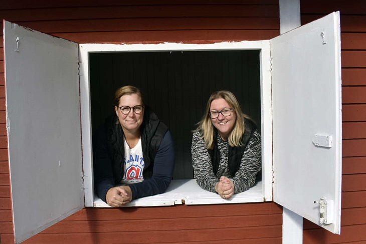 Karolina Hedberg och Cissi Löfgren Nordby i kiosken som används vid spökvandringen i Sifferbo. I år hålls den lördagen den 24 oktober. Foto: Pär Sönnert