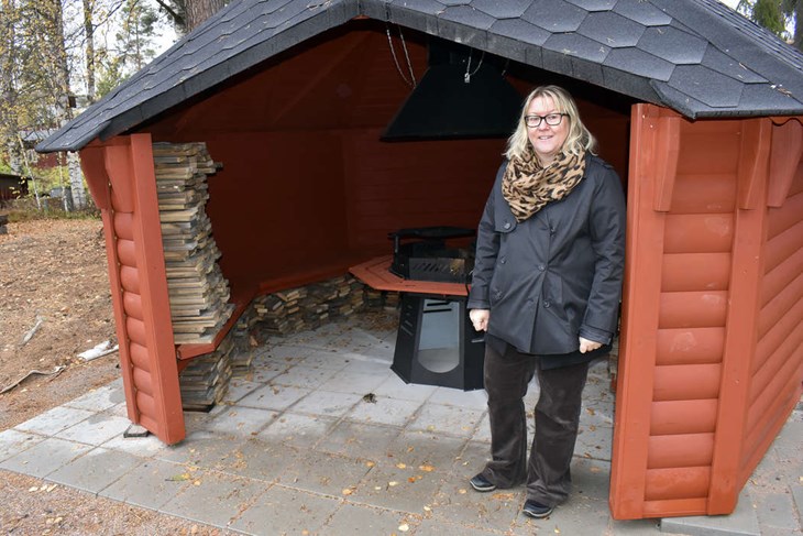 Cissi Löfgren Nordby visar upp den grillkåta som under september månad kom på plats intill Göte Hed Arena i Sifferbo. Foto: Pär Sönnert
