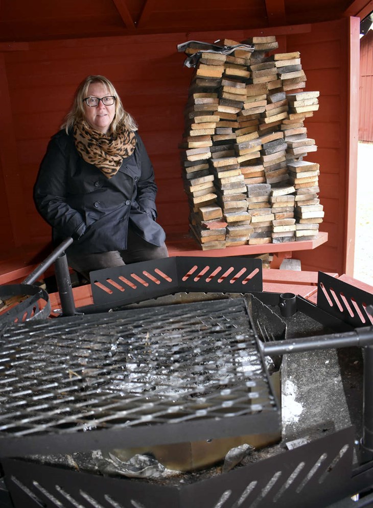 Cissi Löfgren Nordby provsitter sittplatserna i grillkåtan. Foto: Pär Sönnert