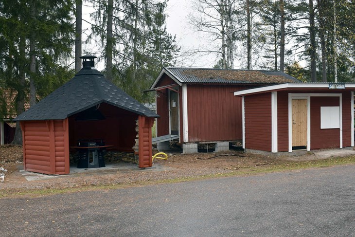 Grillkåtan har placerats på den plats där förrådet tidigare stod. Förrådet har i stället vänts och flyttats bakom kioskbyggnaden. Foto: Pär Sönnert