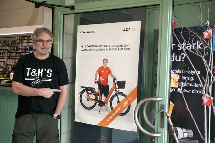 Tony Hellgren framför en reklamaffisch där han själv är modell. Foto: Lisa Björklund