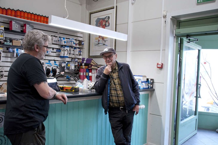 "Nu vet jag inte vart jag ska gå när man behöver hjälp med att skruva", säger Bertil Andersson till Tony. Foto: Lisa Björklund