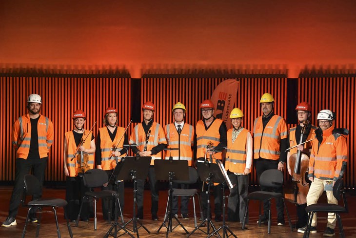 Representanter från Peab, Dalasinfoniettan, Musik i Dalarna, Falu kommun och Region Dalarna på scen i den nya, stora konsertsalen. Foto: Sonny Jonasson