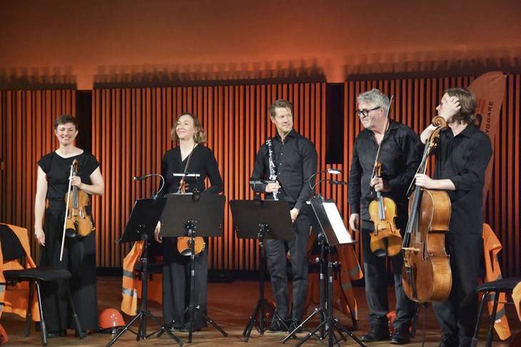 Musiker ur Dalasinfoniettan fick passande nog spela de allra första, klingande tonerna klassisk musik i nya Kristinehallens stora konsertsal. Foto: Sonny Jonasson