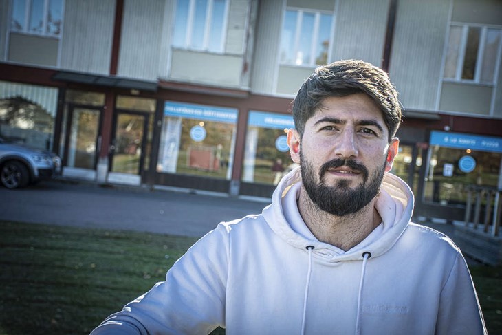 Anas Sulayman har god kännedom om vad som händer "på byn" genom sitt arbete. Det händer att ungdomar hänger i restaurangen, något Anas är kluven till. Foto: Christian Larsen