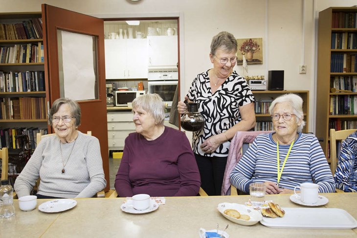 Inger Ström är engagerad i Röda Korsets verksamhet på Ängsgården, här redo att fylla på kaffekopparna. Foto: Sara Flodin