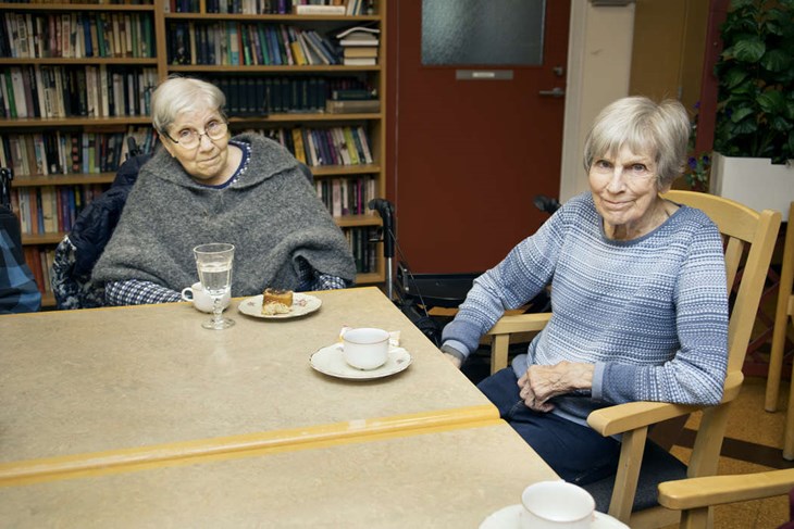 Systrarna Torp Kerstin Byström och Torp Birgitta Byström  tycker att det är trevligt när det händer något på serviceboendet. Foto: Sara Flodin