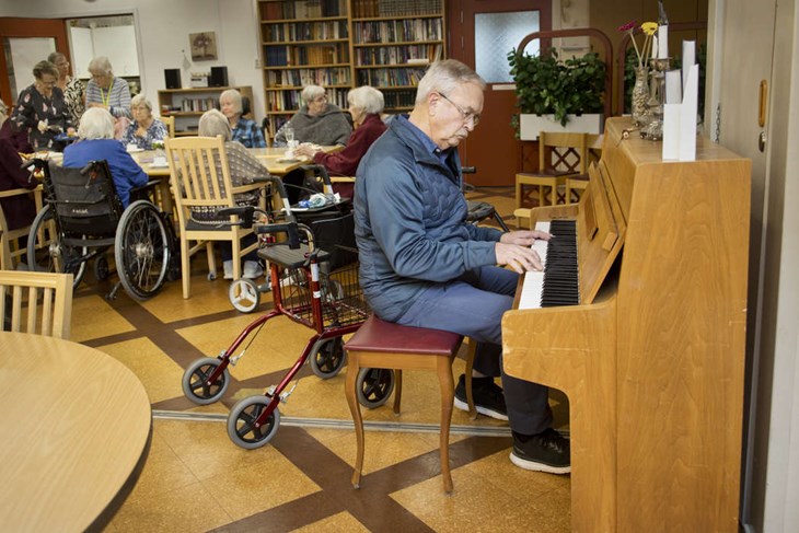Röda Korsets pianist Jan-Erik Ström underhöll de äldre på Ängsgården denna vecka. Foto: Sara Flodin