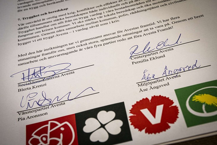 Överenskommelsen signerades efter presskonferensen. Foto: Christian Larsen