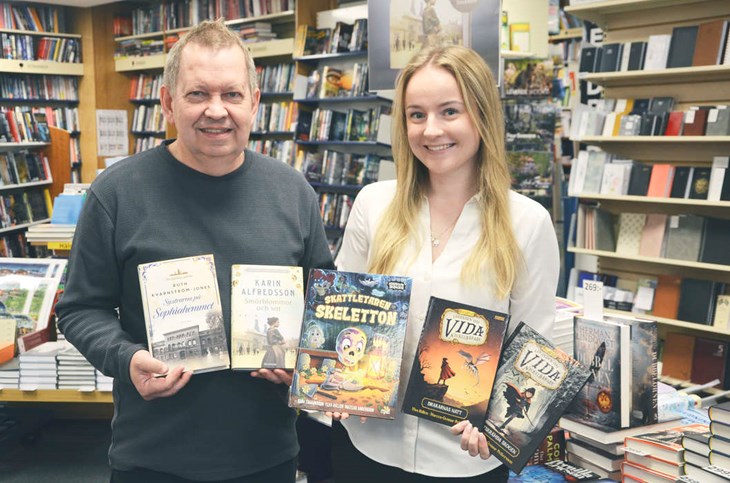 Anders Källgren och Rebecka Vikman med böcker som är aktuella inför Bokens afton. Foto: Maria Karlsson