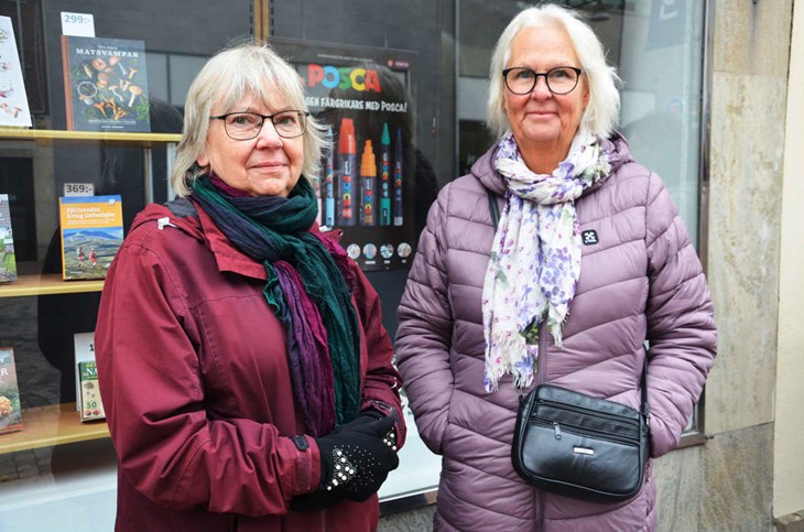 Maj Axelsson och Barbro Ygemar stod bland de första i kön utanför Globe Bokhandel. Foto: Maria Karlsson