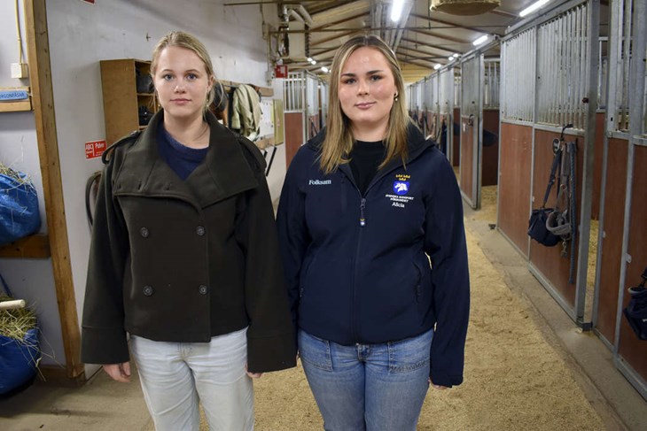 Alva Månsson och Alicia Hedman är två av de omkring 15 "skrämmare" som gömmer sig i mörkret under spökvandringen. Foto: Pär Sönnert