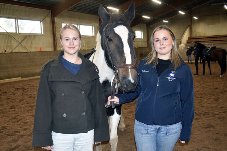 Alva Månsson och Alicia Hedman tillsammans med hästen Ellie. Alva och Alicia är med i Säterbygdens Ridklubbs ungdomssektion, som den 24 oktober anordnar spökvandringen Horror Night Walk. Foto: Pär Sönnert