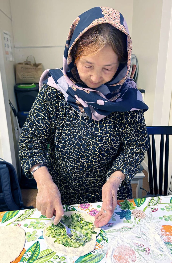 Fatima är den som delar med sig av sitt recept under första träffen i studiecirkeln Min mormors bröd. Det blir afghansk bolani, ett slags pirog med smakrik grönsaksfyllning. Foto: Karin Diffner