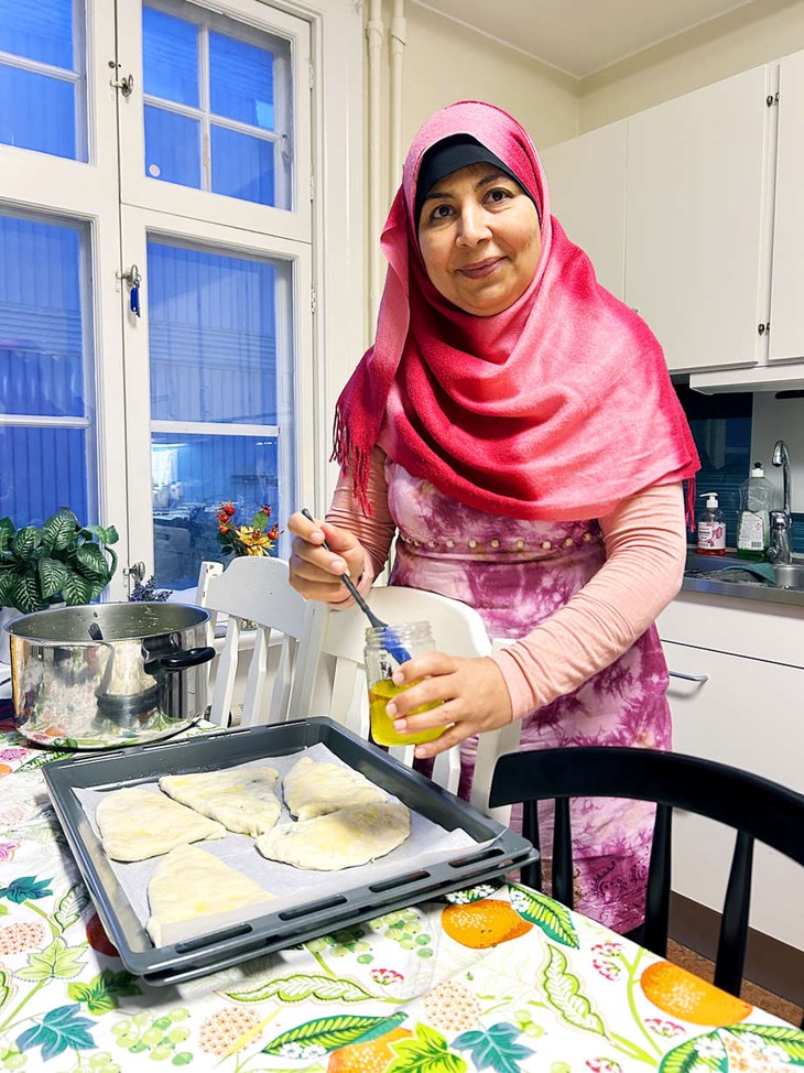 Khadija penslar de fyllda bröden med ghee (skirat smör) som hon gjort själv. "Men det går lika med olja eller ägg", säger hon. Foto: Karin Diffner