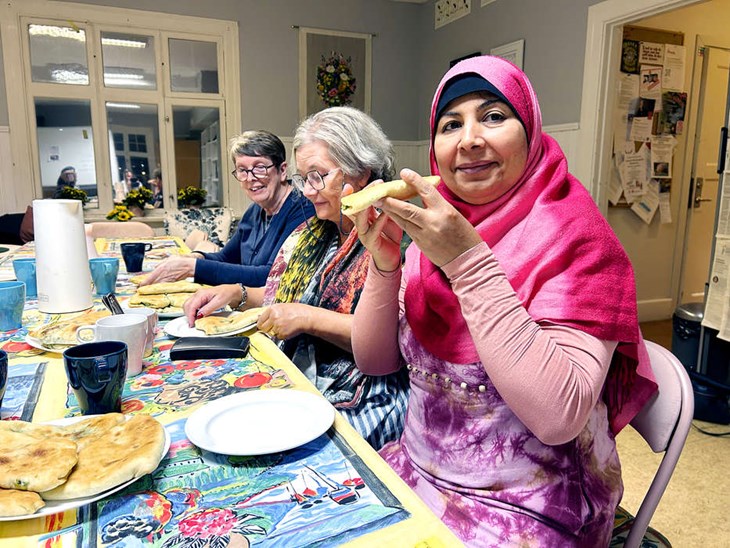 Min mormors bröd heter en studiecirkel där kvinnor från världens alla hörn delar med sig av sina recept och minnen. Först ut blev afghansk bolani som här avnjuts av Inga Bergman, Annakari Berglund och Khadija Odrani. Foto: Karin Diffner