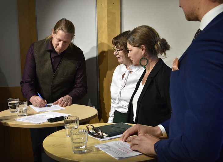 Regionråd i Dalakvartetten undertecknar den gemensamma reformagendan. Foto: Sonny Jonasson