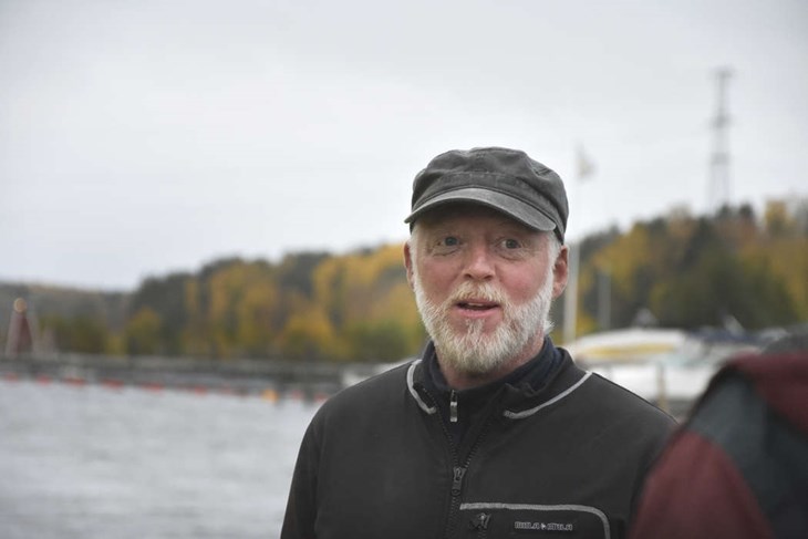 Jens Lindström är marinarkeolog och en av dem som dykt efter vrak i Runn. "Ett av fynden vi gjort är en 20-metersskuta som brunnit, och den ligger en bit utanför badplatsen på Roxnäs udde", säger han. Foto: Sonny Jonasson