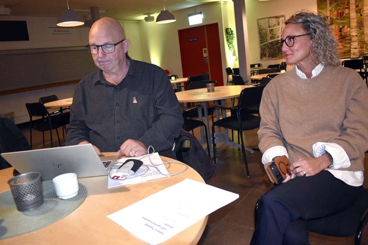Mats Nilsson och Caroline Willfox Byström under pressträffen som hölls på Folkets hus, ett par timmar inför kommunfullmäktigesammanträdet där den nya kommunstyrelsen skulle väljas. Foto: Pär Sönnert