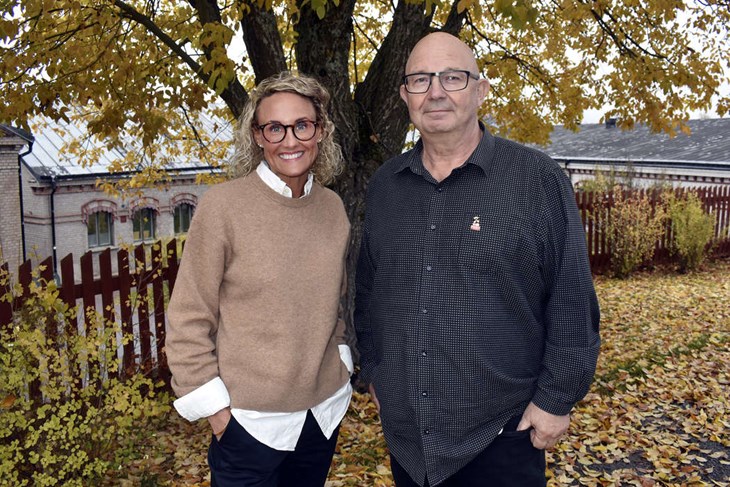 Glada miner hos det nya radarparet som ska styra Säters kommun. Caroline Willfox Byström och Mats Nilsson har krokat arm, vilket kom som en överraskning för många. Foto: Pär Sönnert