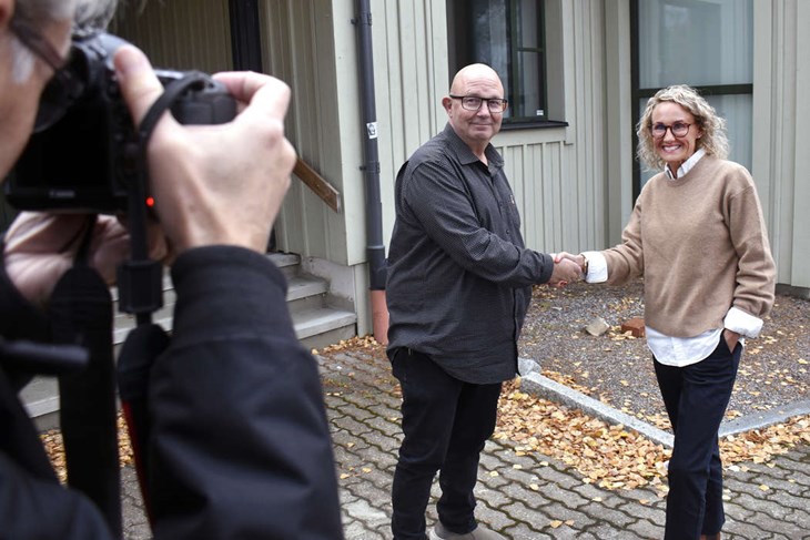Ett nytt (S)a(M)arbete har tagit form i Säters kommun. Mats Nilsson (S) och Caroline Willfox Byström (M) ska nu jobba tillsammans, vilket de "tagit ett rejält handslag på". Här fotograferas de under en pressträff. Foto: Pär Sönnert