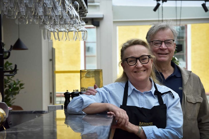 Eva och Ingemar på krogens nybygge som fått namnet Verandan. Ingemar berättar att man medvetet arbetat med tydlig lokal koppling rörande såväl färger och material som leverantörer och hantverkare. Foto: Sonny Jonasson