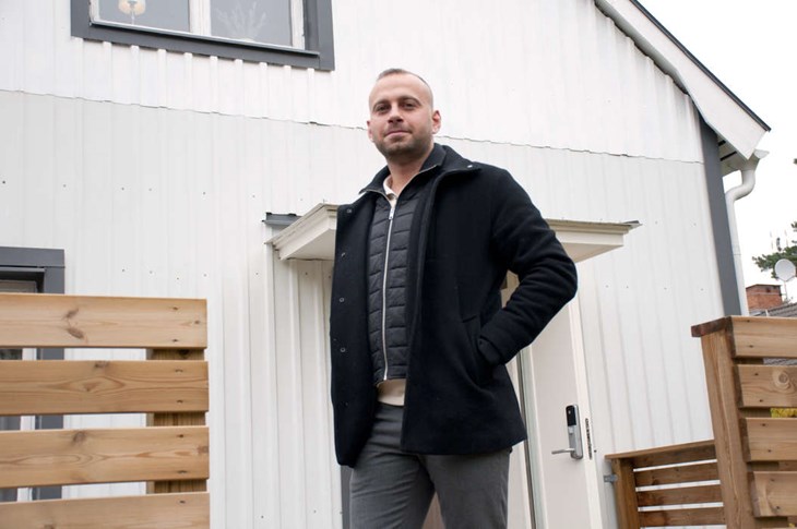 "Efter renoveringen är det ingen som har bott här utan man har anpassat huset till företagsboenden. Vi är några av de första som besöker det här huset som nyrenoverat", säger Milad. Foto: Lisa Björklund