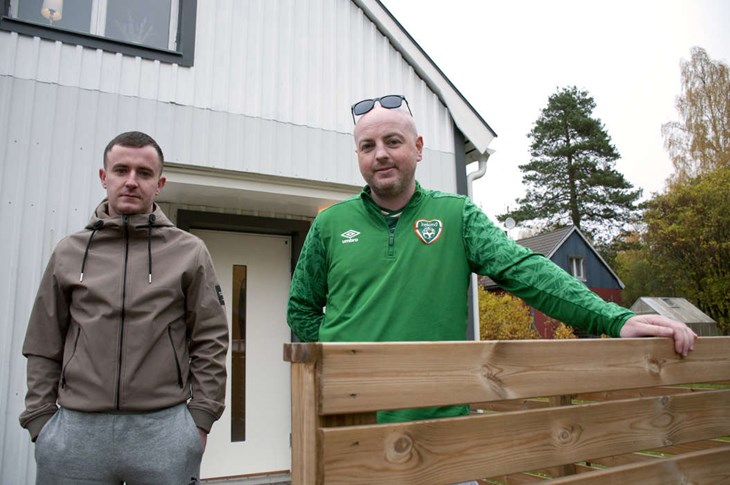 Det första Curtis och John ska göra är att leta upp en restaurang. Foto: Lisa Björklund