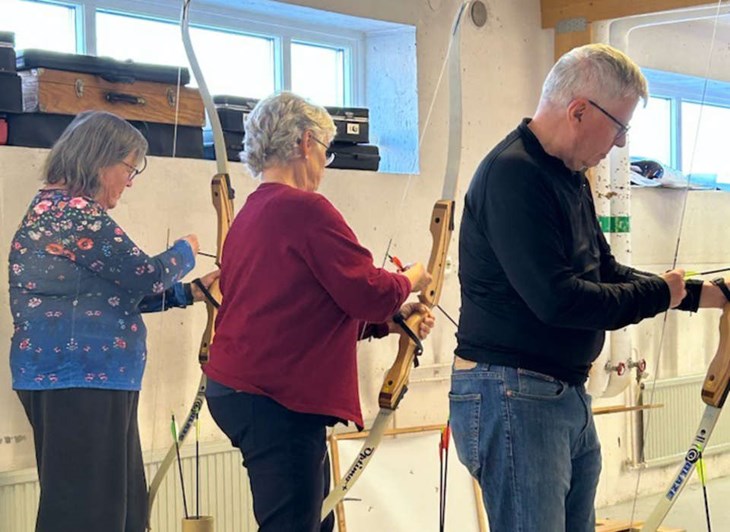 Seniorer får prova på bågskytte. Foto: Privat
