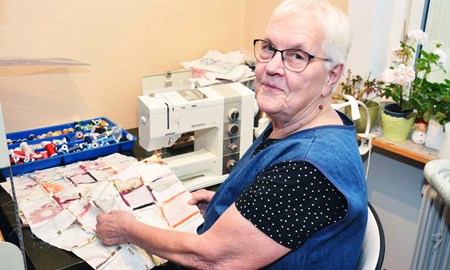 80-åriga Raija driver företag