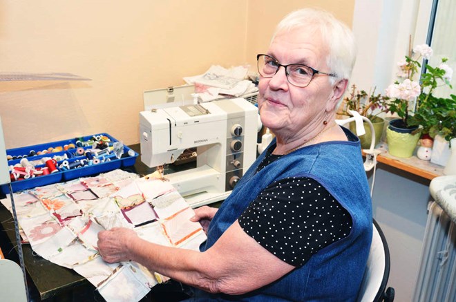 80-åriga Raija driver företag