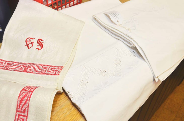 Gamla textilier med fina broderier och av god kvalitet. Foto: Maria Karlsson