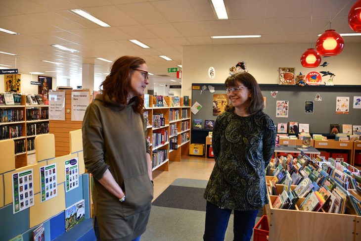 Bibliotekarierna Malin Bivelöv och Therese Hedberg jobbar på barn och ungdomsavdelningen. Inför årets läslov har de valt Minecraft som tema på aktiviteterna. Foto: Idun Olars